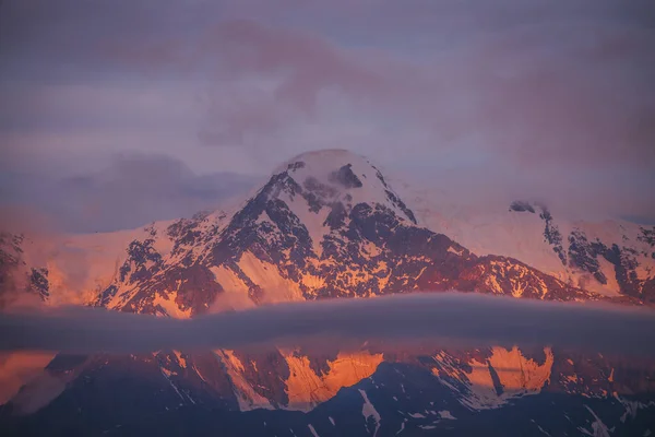 Malowniczy Krajobraz Górski Wielkimi Śnieżnymi Górami Oświetlonymi Świtem Wśród Niskich — Zdjęcie stockowe