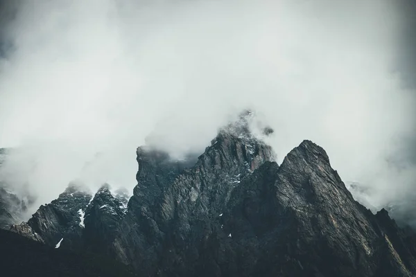 Karanlık Atmosferik Gerçeküstü Manzara Koyu Kayalık Dağ Tepesi Alçak Bulutlar — Stok fotoğraf