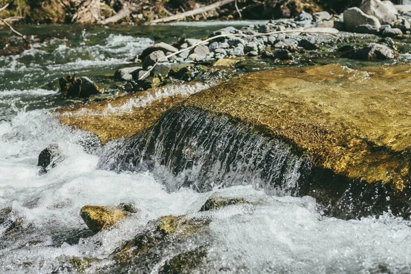 Fond Naturel Coloré Avec Grand Rocher Dans Flux Turbulent Rivière — Photo