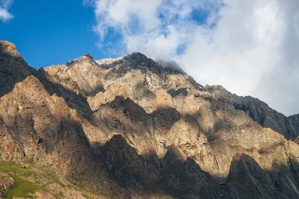 Pemandangan Pegunungan Yang Indah Dengan Batu Batu Besar Bawah Sinar — Stok Foto