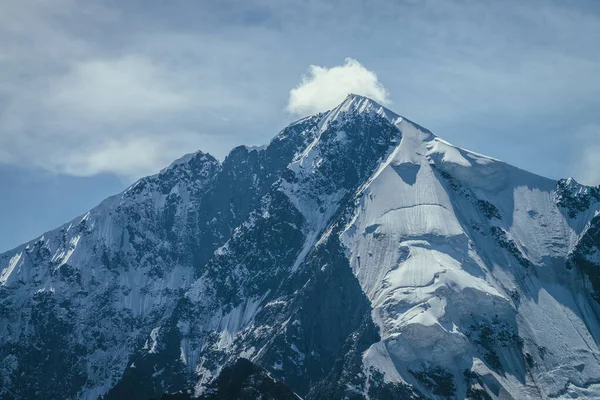 Fantastiskt Bergslandskap Med Stora Snöiga Bergstoppar Blå Vita Färger Och — Stockfoto