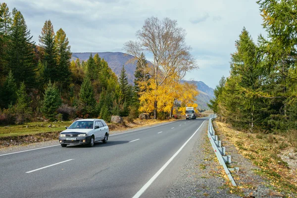 Dos Coches Carretera Montaña Otoño Paisaje Con Árboles Amarillos Día —  Fotos de Stock