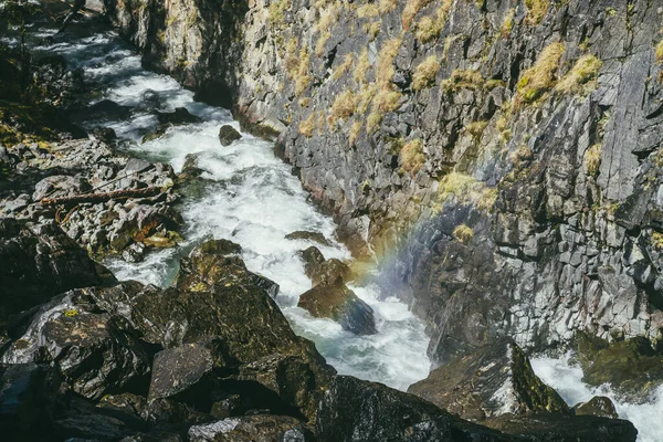 Atmosférická Krajina Duhou Nad Bouřlivou Horskou Řekou Mezi Skalami Mechem — Stock fotografie