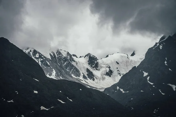 Donker Atmosferisch Berglandschap Met Gletsjer Zwarte Rotsen Loodgrijze Bewolkte Lucht — Stockfoto