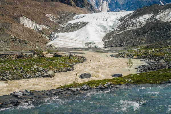 Paysage Alpin Ensoleillé Avec Confluence Deux Rivières Montagne Différentes Beau — Photo