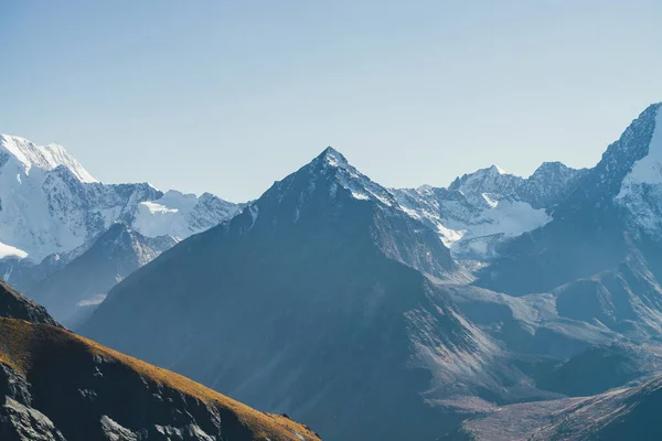 Paisaje Montañoso Atmosférico Con Siluetas Montañas Oscuras Agudo Pináculo Rocoso — Foto de Stock