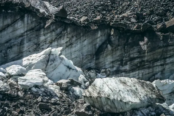 亀裂や傷を持つ氷河の壁の近くの氷河と自然背景 氷の壁と氷のブロックと自然背景 太陽の下で光沢のある氷の壁と氷のブロックと美しい風景 — ストック写真