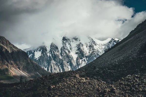 Sfeervol Alpenlandschap Met Grote Gletsjers Hoge Bergen Zonneschijn Lage Wolken — Stockfoto