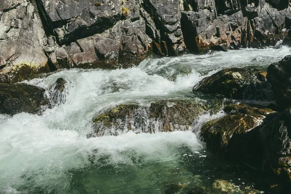 Atmosfäriskt Bergslandskap Med Turbulent Bergsflod Bland Klippor Med Mossa Nära — Stockfoto