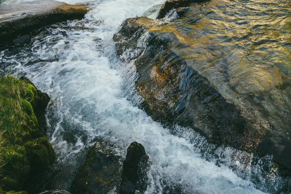 Fundo Natureza Colorido Com Pedregulho Grande Turbulência Rio Montanha Dia — Fotografia de Stock