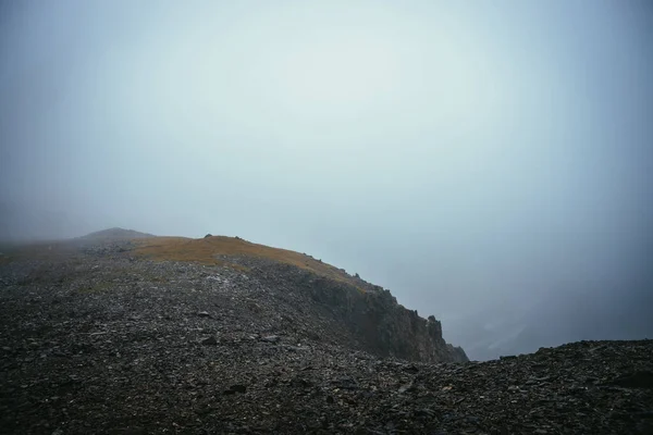 Ciemny Atmosferyczny Minimalistyczny Mglisty Krajobraz Skraju Otchłani Górach Niebezpieczne Góry — Zdjęcie stockowe