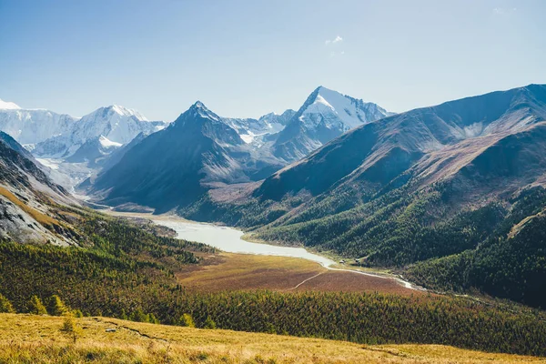 Prachtig Alpenlandschap Met Bergmeer Bergrivier Dal Met Bos Herfstkleuren Achtergrond — Stockfoto