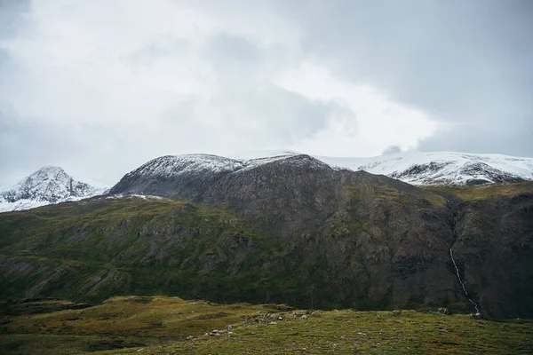 Paisaje Alpino Minimalista Con Montañas Nevadas Nubes Bajas Con Clima —  Fotos de Stock