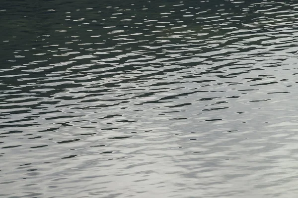 Textura Prata Água Calma Verde Lago Ondas Meditativas Superfície Água — Fotografia de Stock