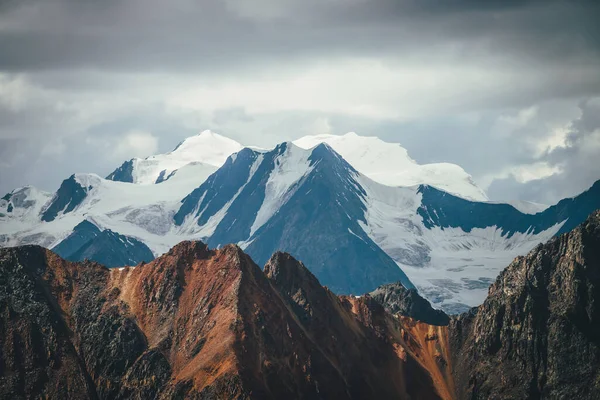 Stimmungsvolle Berglandschaft Mit Großem Schneebedecktem Gipfel Hinter Bunter Braun Rot — Stockfoto