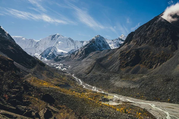 Beau Paysage Alpin Avec Grandes Montagnes Enneigées Rivière Montagne Avec — Photo