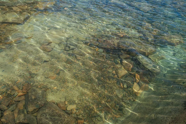 Meditatives Plätschern Des Bergsees Schöne Entspannende Hintergrund Von Steinigen Boden — Stockfoto