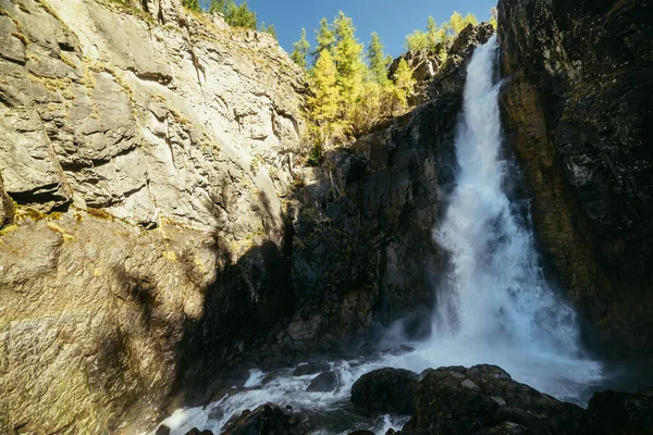 Scénická Podzimní Krajina Vertikálním Velkým Vodopádem Žlutými Stromy Vrcholu Hory — Stock fotografie