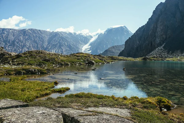 Soleggiato Paesaggio Rilassante Con Lago Glaciale Azzurro Alla Luce Del — Foto Stock