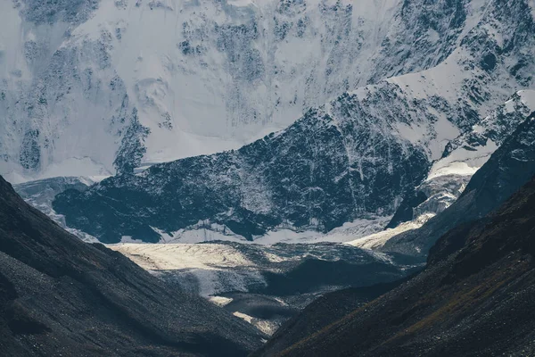 Impresionante Paisaje Montaña Con Glaciar Bajo Sol Dorado Fondo Una — Foto de Stock