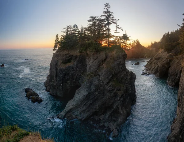 Bu Güzel Deniz Yığını Günbatımı Oregon 'un resmi..