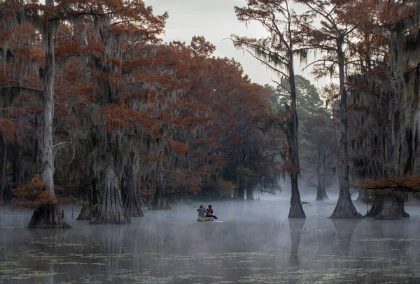 Bu, Caddo Gölü, Teksas, Louisiana, ABD 'de kano yapan bir çiftin fotoğrafı.