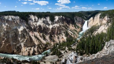 Bu Yellowstone 'un Yellowsonte Ulusal Parkı, Wyoming' deki Lower Falls 'un resmi..