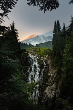 Bu Myrtle Falls 'un Sunset sırasında Washington' daki Rainier Dağı 'nda çekilmiş bir fotoğrafı..