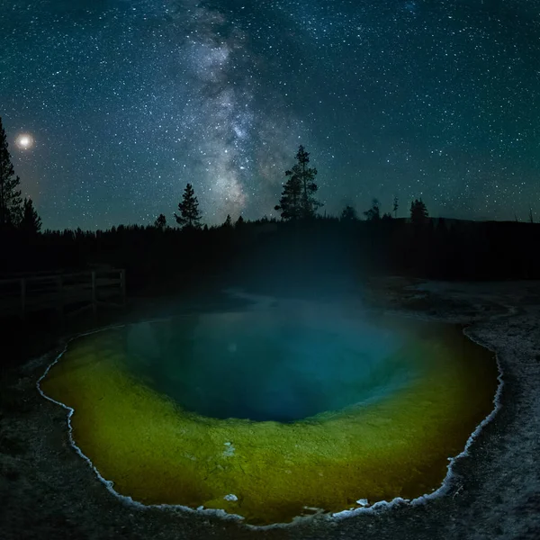 Bu gece Mikyway ile Sabah Zaferi Havuzu 'nun resmi ve ABD' nin Idaho kentindeki Yellowstone Ulusal Parkı 'ndaki yıldızlar..
