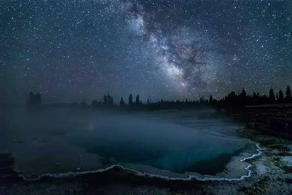 Bu, Mikyway ile Siyah Havuz 'un gece çekilmiş fotoğrafı ve ABD' nin Idaho kentindeki Yellowstone Ulusal Parkı 'ndaki yıldızlar..