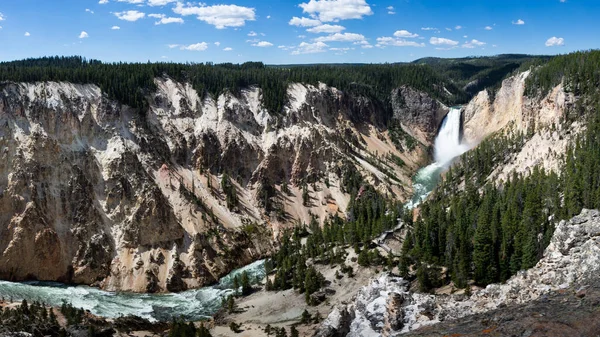 Bu Yellowstone 'un Yellowsonte Ulusal Parkı, Wyoming' deki Lower Falls 'un resmi..