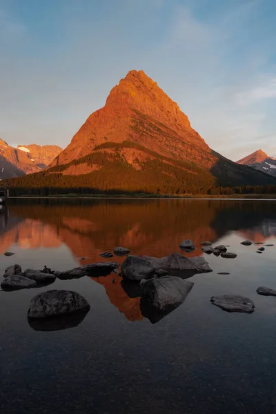 Bu, Montana 'daki Buzul Ulusal Parkı' ndaki Swiftcurrent Gölü 'ndeki dağın yansıması..