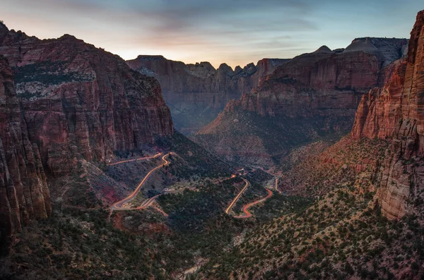 Bu Zion Ulusal Parkı 'nın gün batımında çekilmiş resmi. Alacakaranlık ve bulutlarla, Utah.