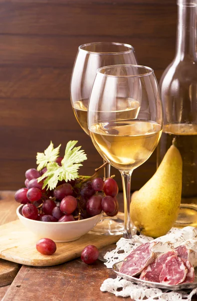 Vino blanco y frutas — Foto de Stock
