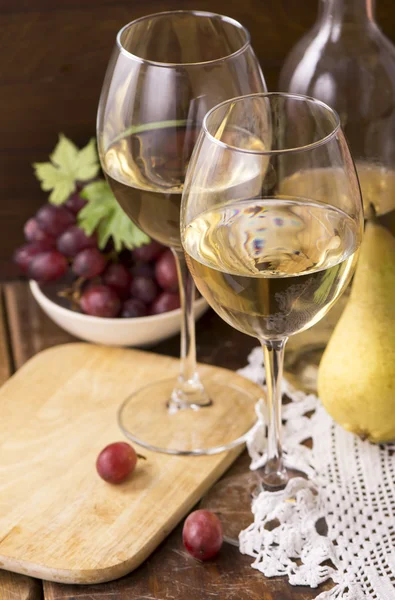 Vino bianco e frutta — Foto Stock