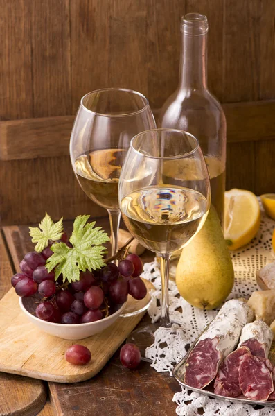 Vino bianco e frutta — Foto Stock