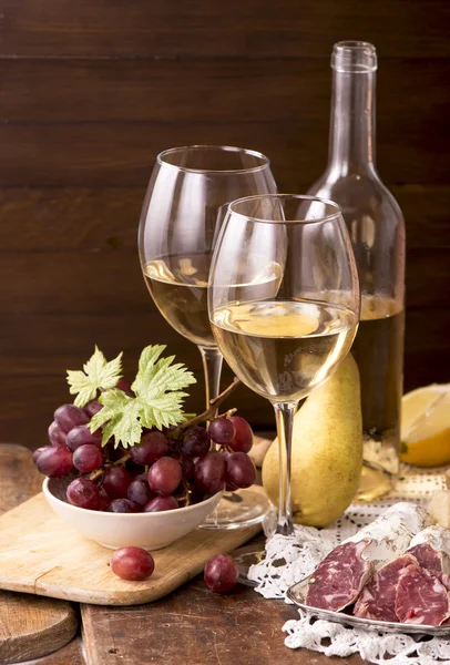 Vinho branco e frutas — Fotografia de Stock