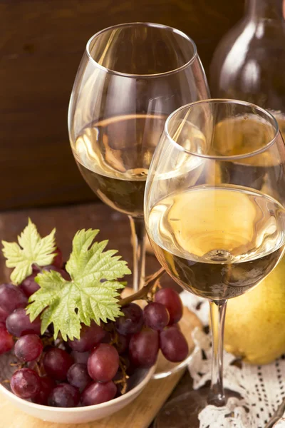 Vino bianco e frutta — Foto Stock