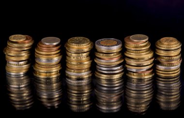 Siyah arka plan üzerinde yığın paralar