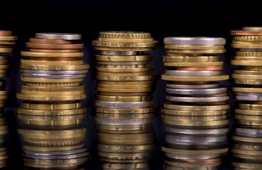 Siyah arka plan üzerinde yığın paralar