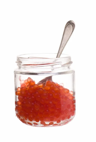 Roter Kaviar in einem Löffel. Lachskaviar aus nächster Nähe. Feinkost. Gourmet-Essen. Textur von Kaviar. — Stockfoto