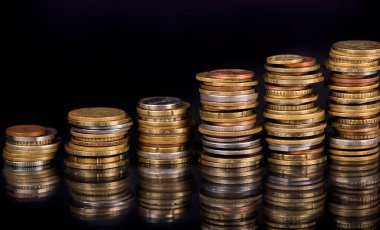 Siyah arkaplana farklı ülke paraları yerleştirir.