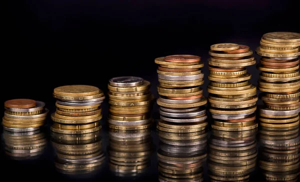 Siyah arkaplana farklı ülke paraları yerleştirir.