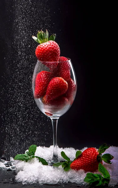 Fresas Vidrio Sobre Fondo Negro — Foto de Stock