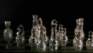 Cam satranç taşları kralı koruyor.