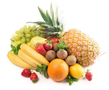 Beyaz arka planda izole edilmiş egzotik tropikal meyveler, sağlıklı yiyecekler.