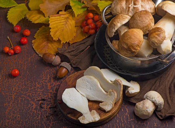 Pilz Steinpilz edulis über Holz Hintergrund, Nahaufnahme auf Holz rustikalen Tisch. Köstliche Bio-Pilze kochen. Gourmet-Essen — Stockfoto