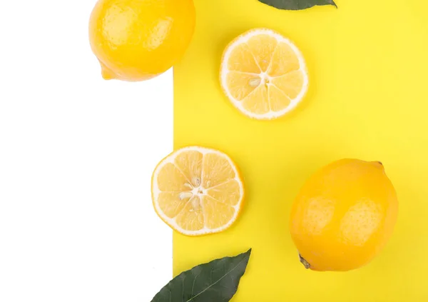 Limondan Yapılmış Yaratıcı Bir Düzen Düz Yatıyordu Yiyecek Konsepti — Stok fotoğraf