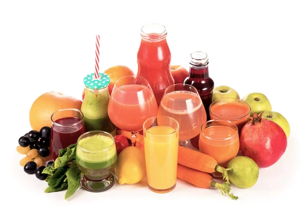 유기농 야채와 주스가 유리잔은 흰색으로 분리되어 있습니다 디톡스 다이어트 — 스톡 사진