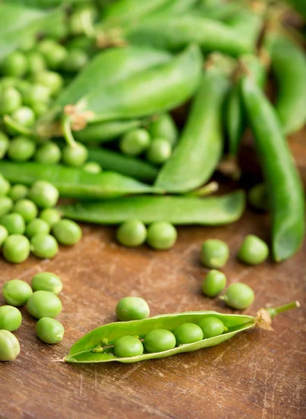 Piselli Piccoli Raw Piccola Ciotola Bianca Tavole Legno Retrò Primo — Foto Stock